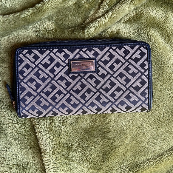 Tommy Hilfiger Purse And Wallet Set - Picture 2 of 4